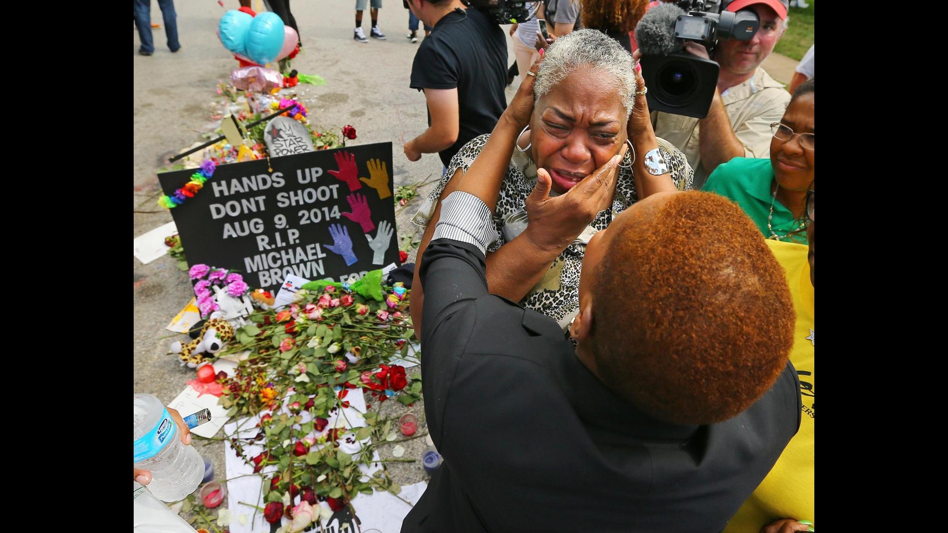 Usa, Holder a Ferguson: incontra genitori 18enne ucciso e inquirenti