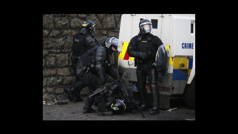 Nord Irlanda, 32 poliziotti feriti a Belfast in festa ‘Twelfth’