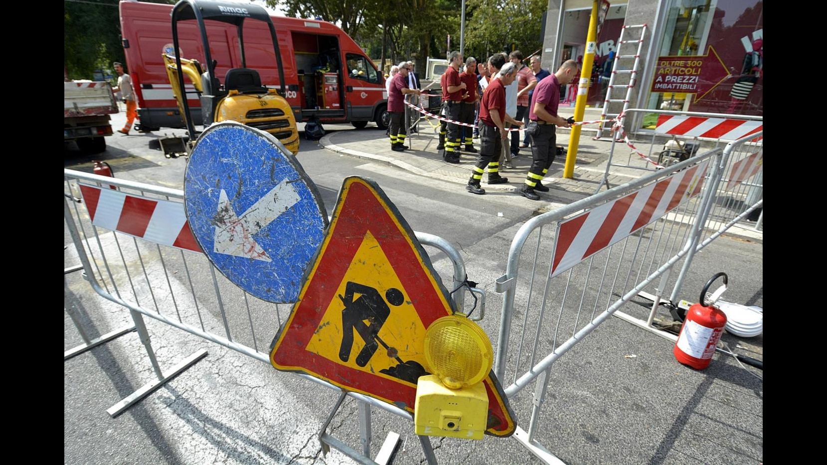 Roma, tre operai feriti da esplosione in tombino: uno grave