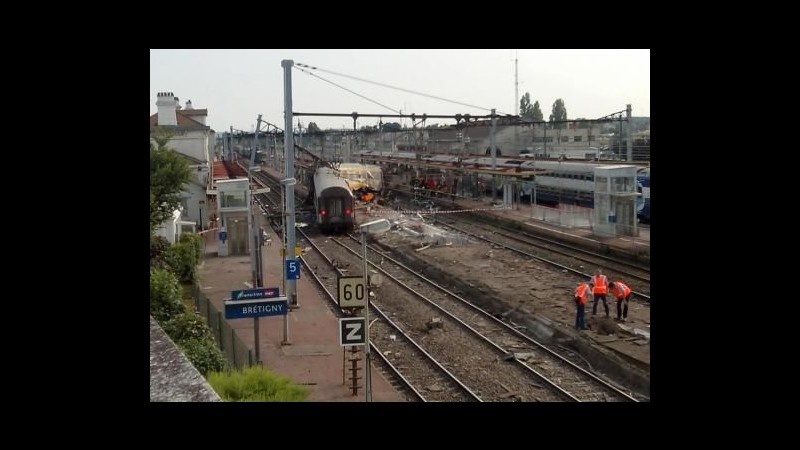 Francia, 6 vittime e 9 feriti gravi in deragliamento treno vicino Parigi