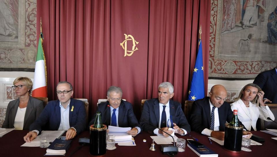 Iraq, ok del Parlamento a invio armi a curdi. Renzi a Baghdad: Europa deve essere qui