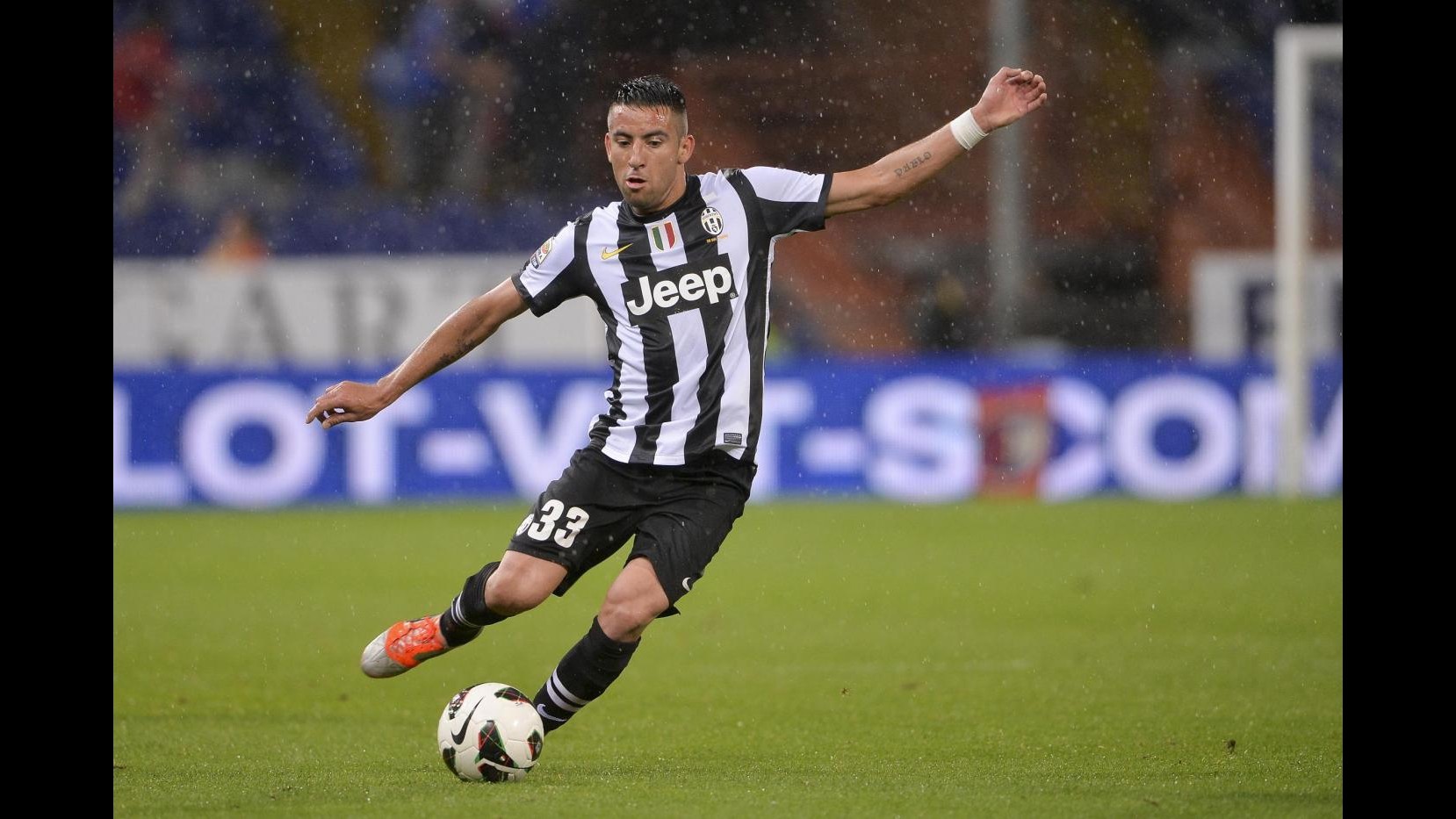 Mercato Inter, trattativa a oltranza con la Juve per Isla. L’alternativa è Van der Wiel