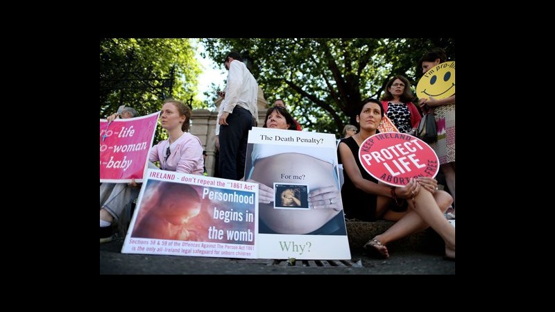 Irlanda approva legge su aborto: possibile, ma solo se vita donna è a rischio