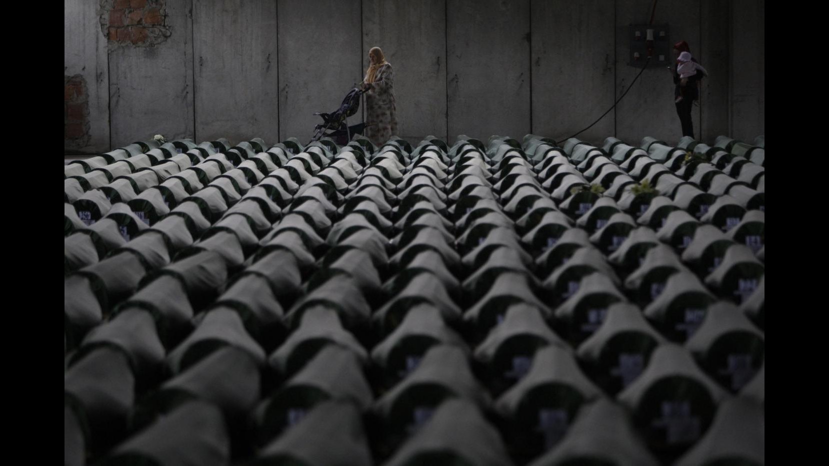 Bosnia, 18 anni dopo in migliaia a sepoltura di 409 vittime Srebrenica