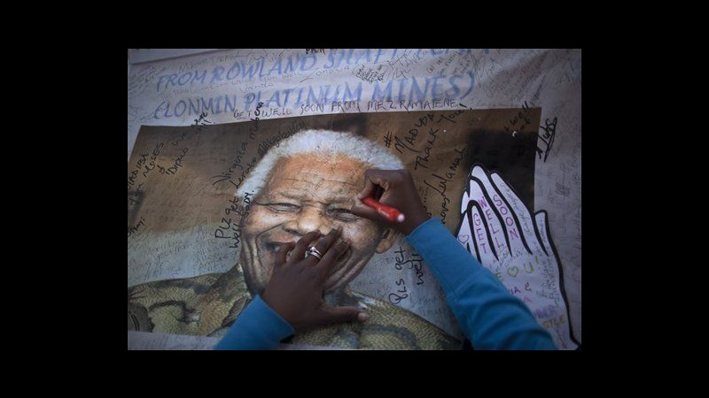 Sudafrica, Zuma: Condizioni Mandela critiche, ma risponde a cure