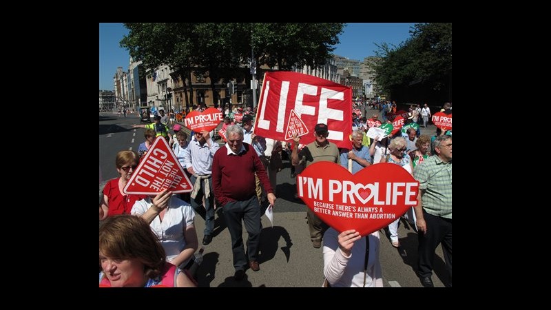 Irlanda, slitta il voto su legge che apre ad aborto in casi emergenza