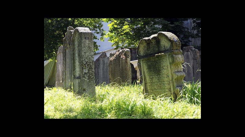 Austria, antiche lapidi ebraiche dissotterrate in cimitero di Vienna