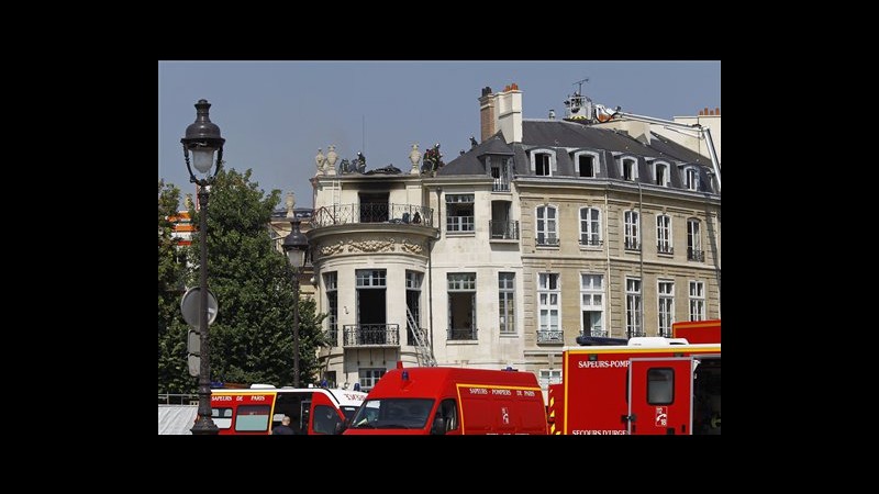 Parigi, incendio all’Hotel Lambert, storico palazzo sulla Senna