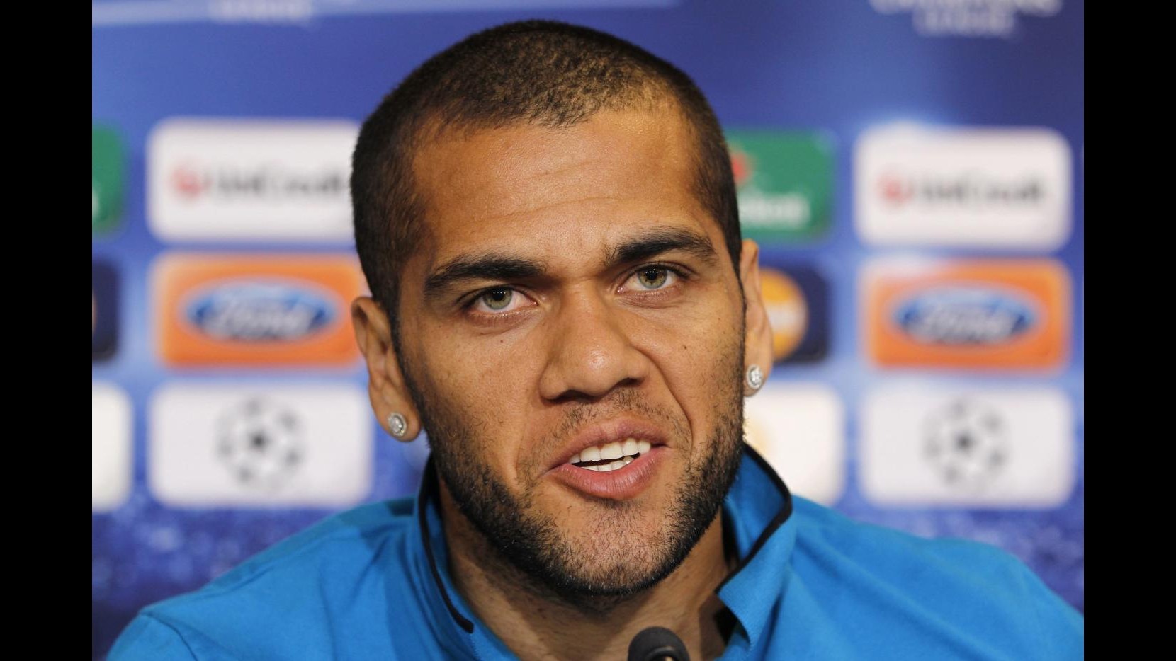 L’Equipe: Psg su Dani Alves, può ‘liberare’ Van der Wiel per Inter