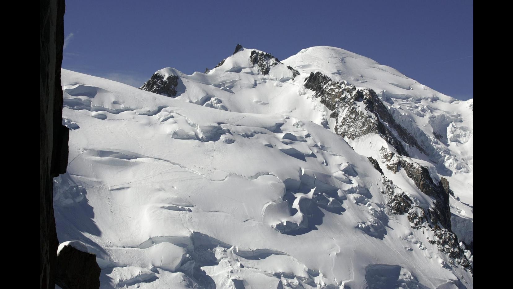 Monte Bianco, 2 alpiniste piemontesi morte sotto valanga, guida è in gravi condizioni