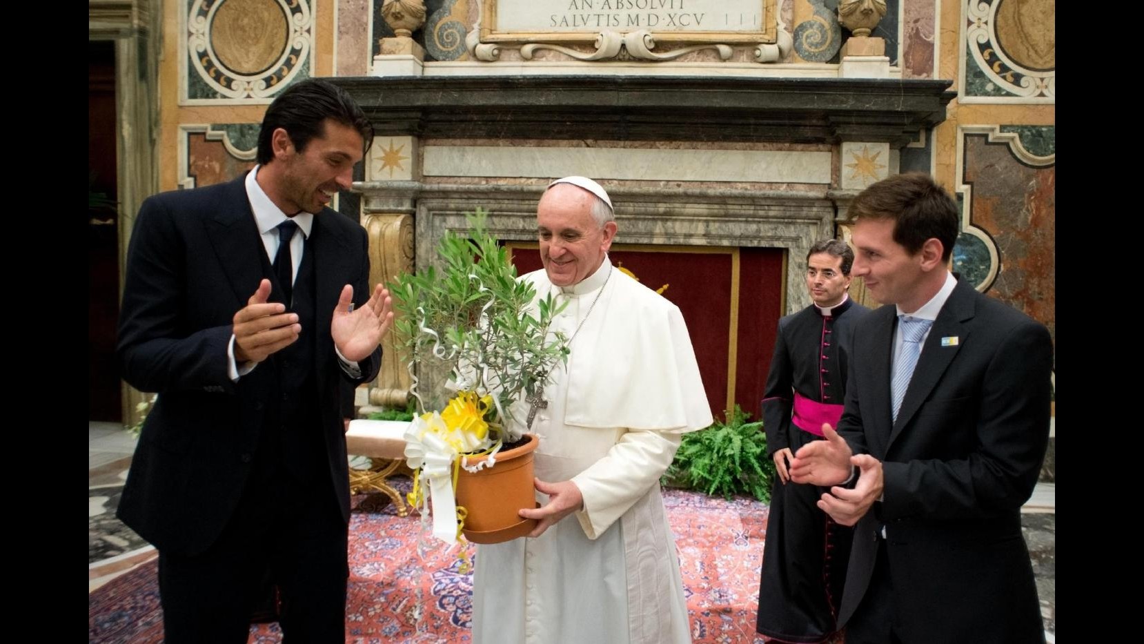 Papa benedice nazionali Italia e Argentina: Prima di essere campioni siate uomini