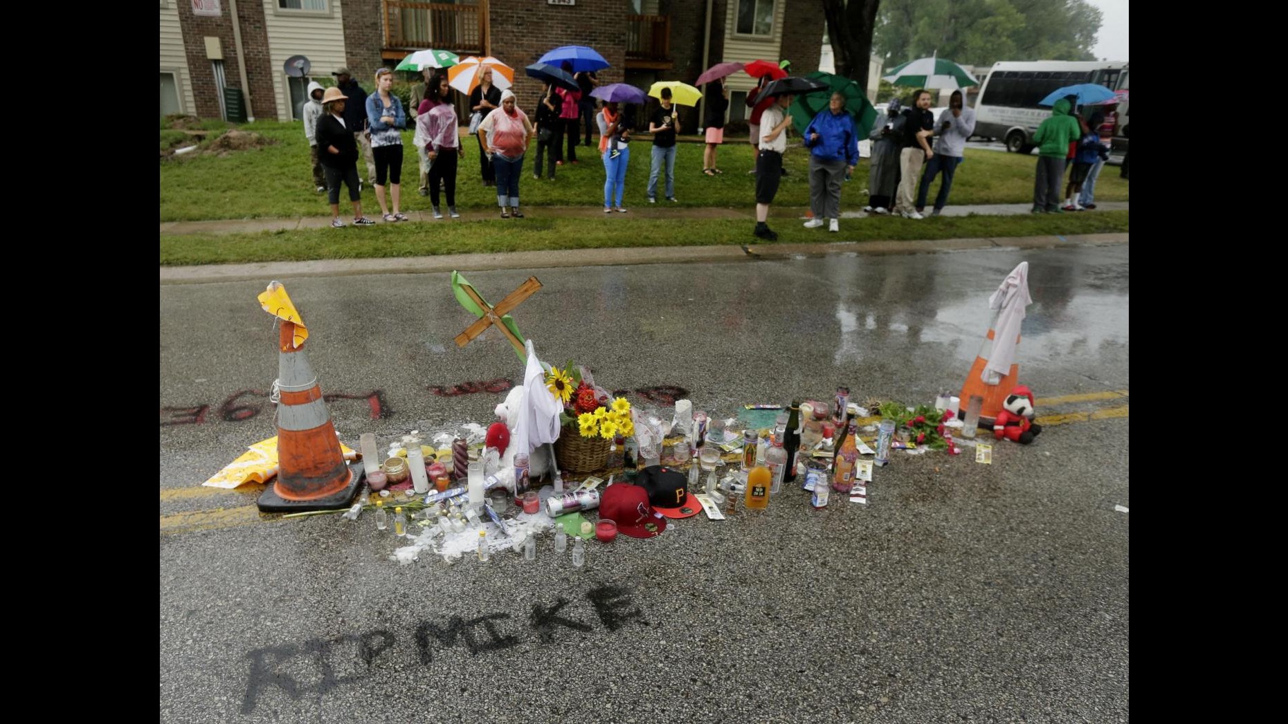 Usa, seconda notte coprifuoco a Ferguson: polizia usa gas lacrimogeni