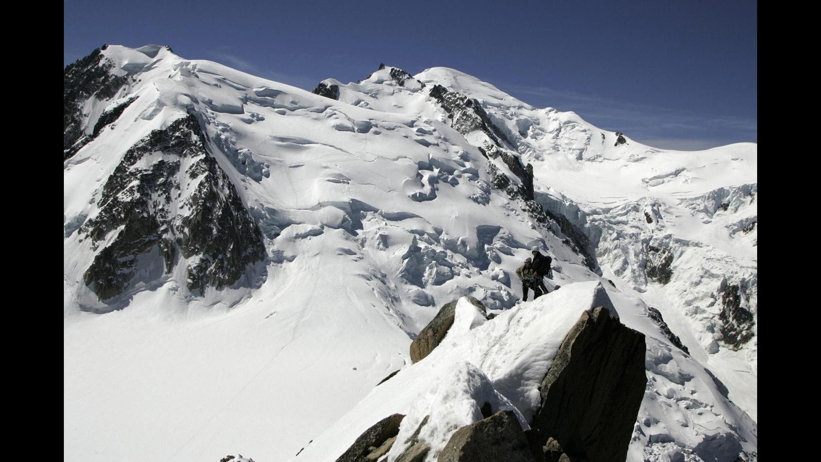 Francia, 2 alpinisti italiani morti sotto valanga, 1 ferito