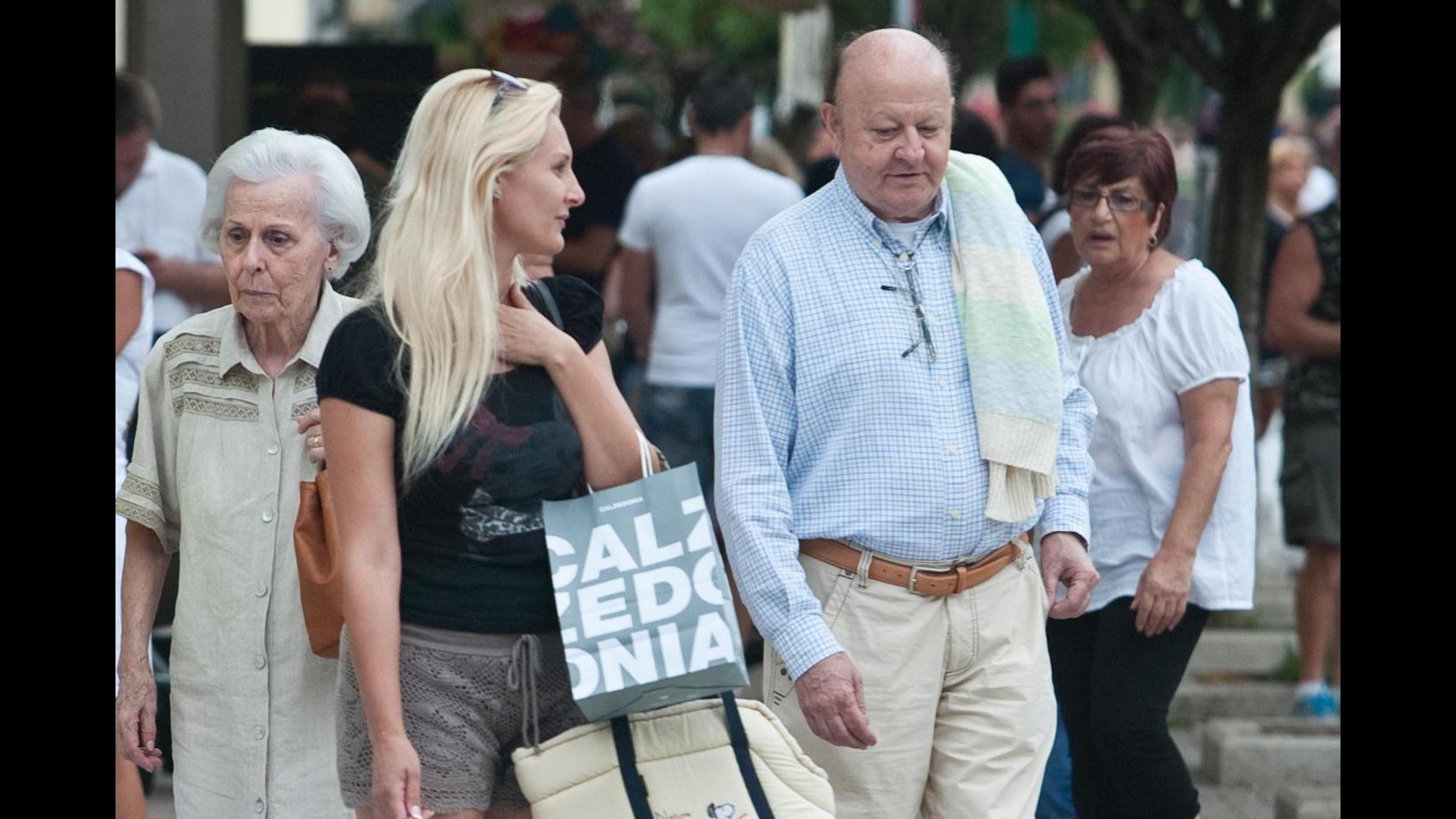 Massimo Boldi fa shopping con la compagna De Nardis a Forte dei Marmi