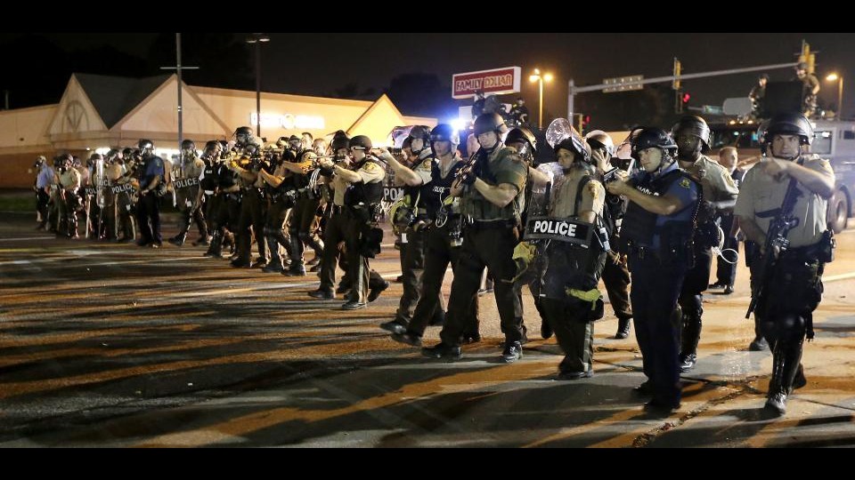Usa, ragazzo ucciso da polizia: ancora scontri a Ferguson, 31 arresti e 2 feriti
