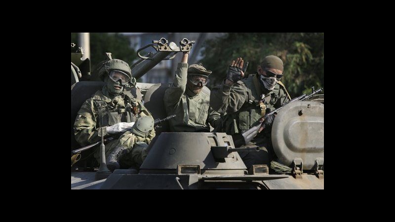 Ucraina, colonna di blindati a sudest di Luhansk: forse russi