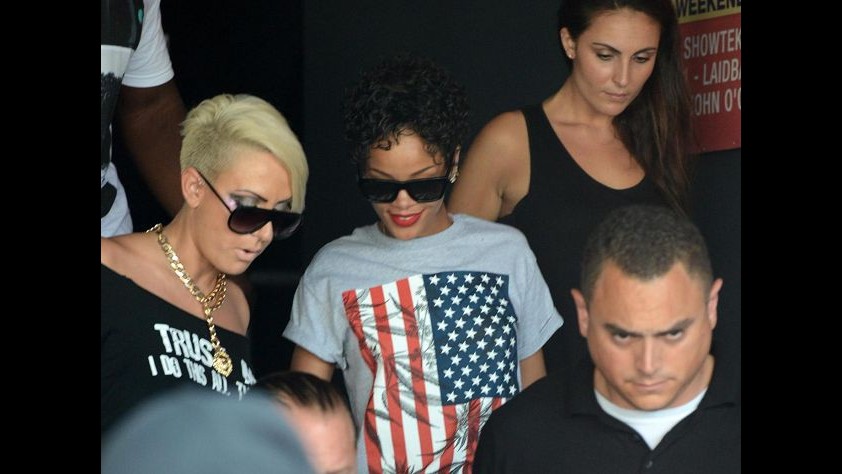 Rihanna indossa tshirt con simbolo marijuana e fa festa a Miami