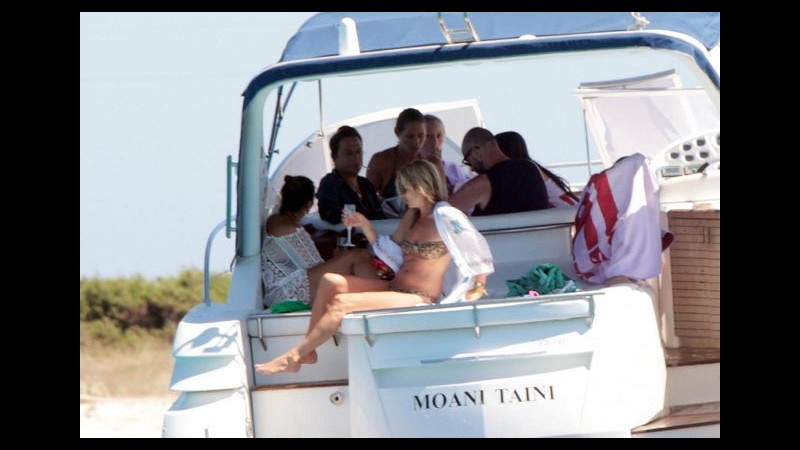 Kate Moss a Formentera con Jamie Hince festeggia guadagni da capogiro