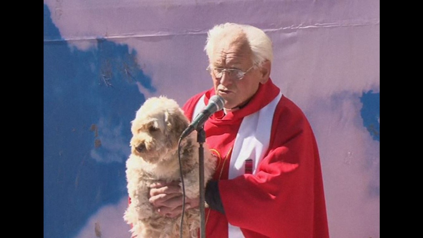 Bolivia, la benedizione dei cani per la festa di San Rocco