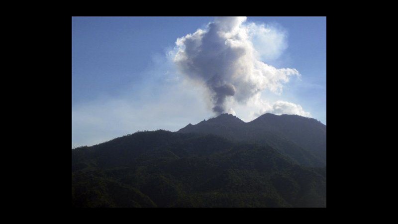 Indonesia, resta allerta vulcano su isola Palue: 500 persone evacuate