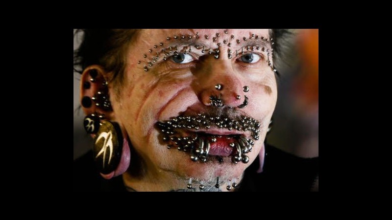 Dubai nega ingresso a uomo con più piercing al mondo,il tedesco Buchholz