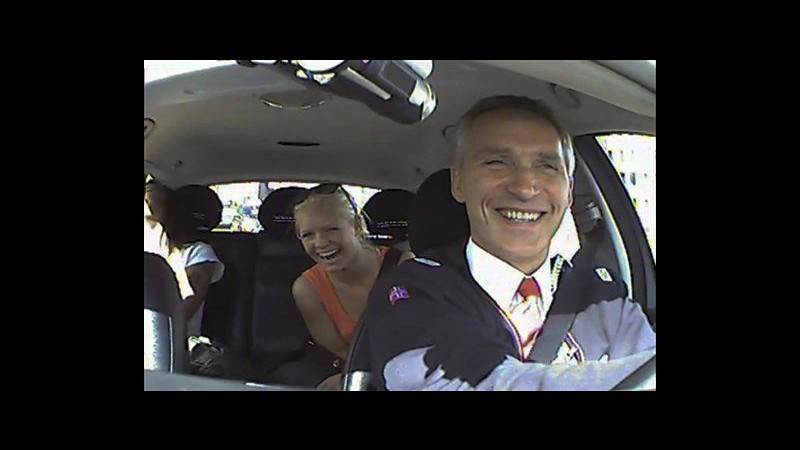 Norvegia, premier tassista per un giorno in video campagna elettorale