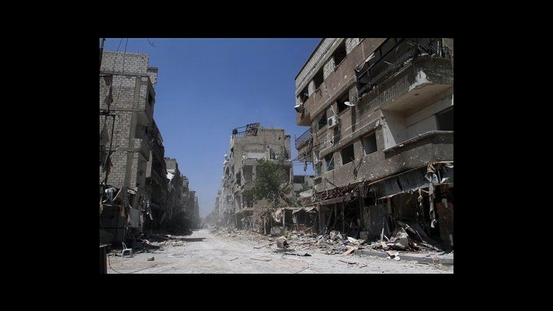 Siria, jet di Damasco bombardano Stato islamico a Raqqa: 16 morti