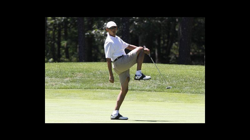 Usa, Obama in vacanza a Martha’s Vineyard si rilassa giocando a golf