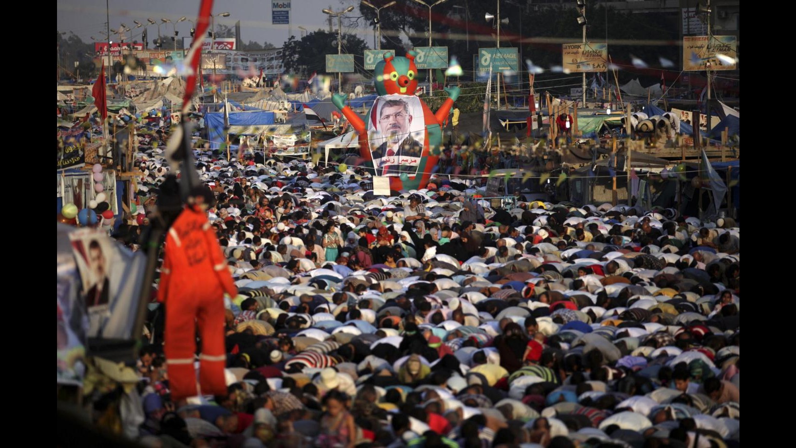 Egitto, polizia: Entro 24 ore sgombero sit-in sostenitori Morsi