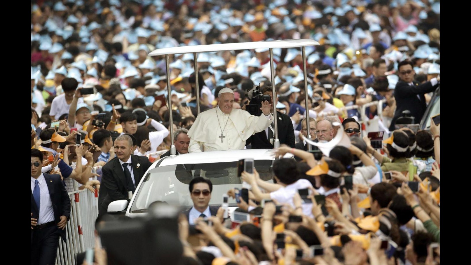 Il Papa in Sud Corea battezza padre di vittima naufragio Sewol