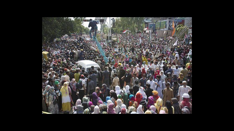 Pakistan, oltre 10mila a Islamabad per chiedere dimissioni premier