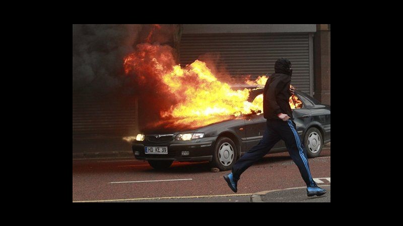 Belfast in fiamme, 56 poliziotti feriti in scontri con protestanti: 7 arresti