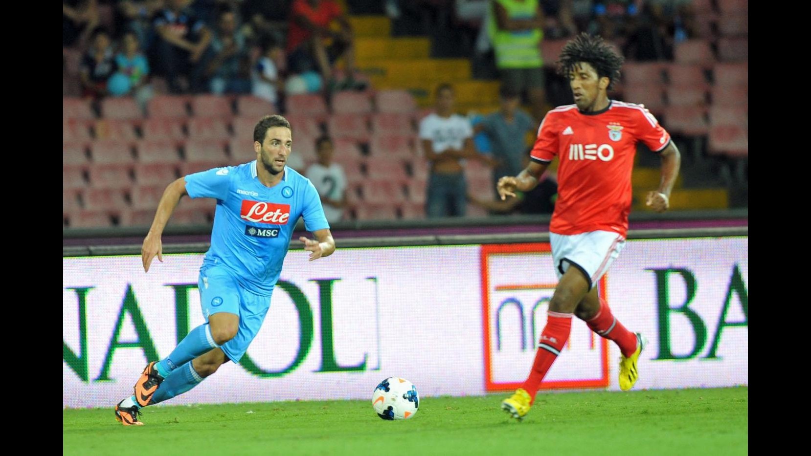 Napoli-Benfica 2-1, Higuain infiamma il S. Paolo. Hamsik rinnova fino al 2018