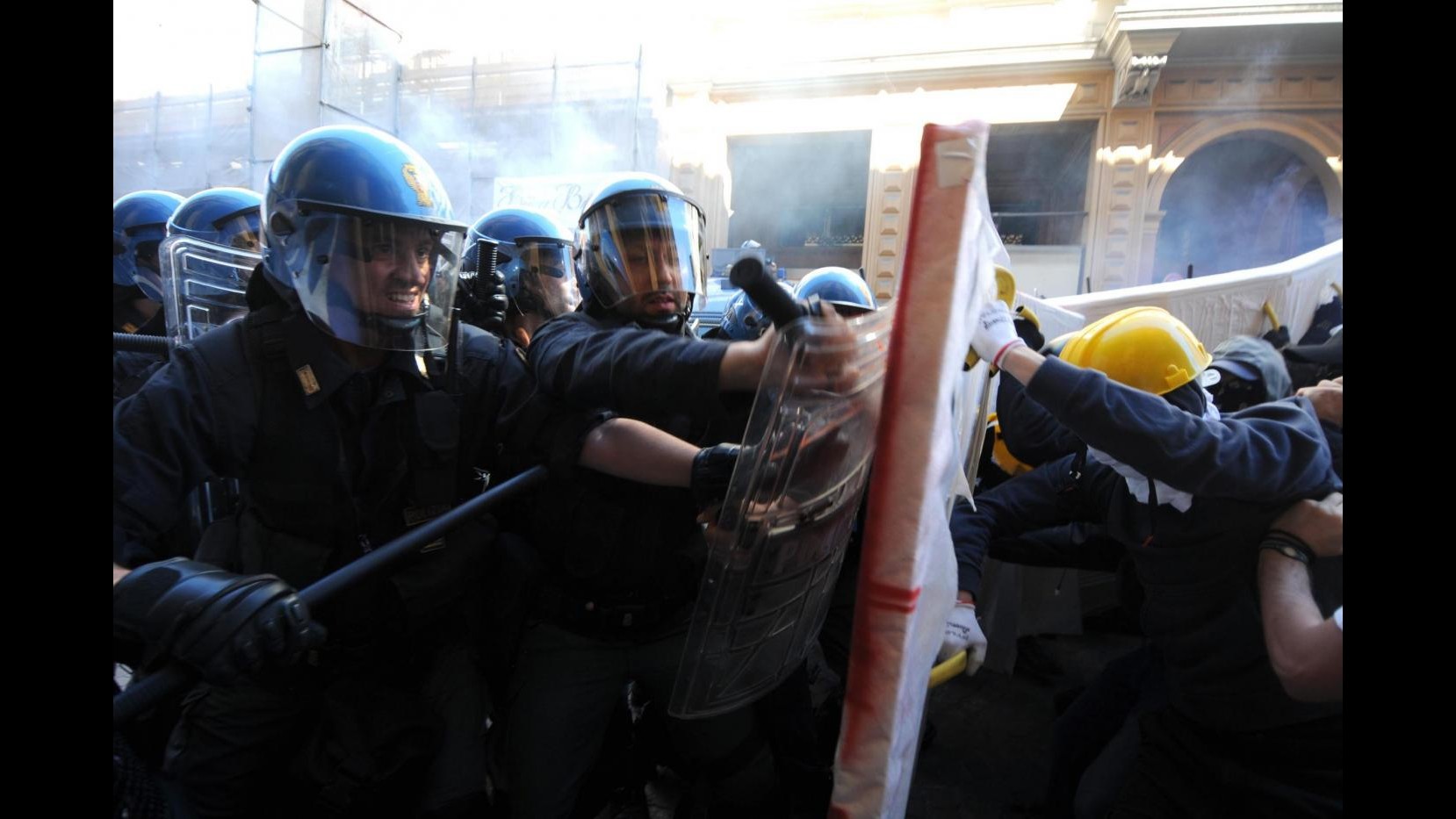 Scontri fra No Muos e forze dell’ordine a Niscemi, ferito militare