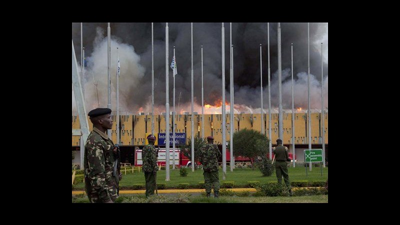 Kenya, 7 poliziotti indagati per furto durante incendio aeroporto