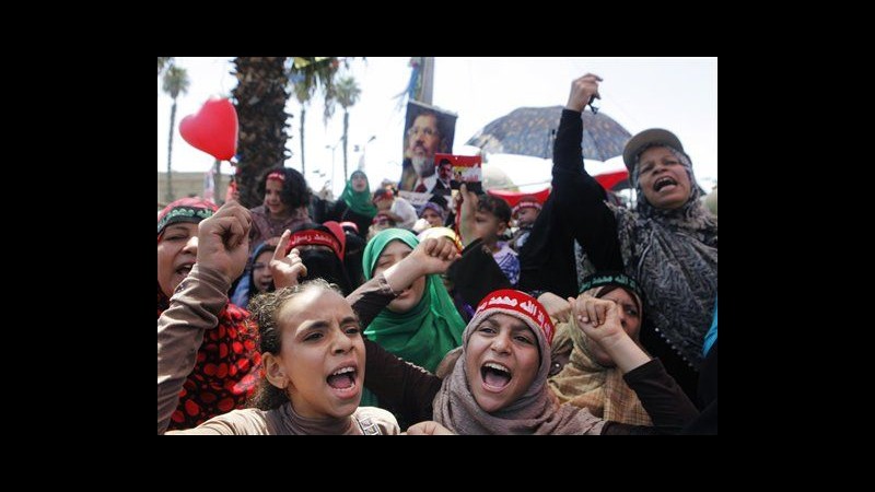 Egitto, popolo di Morsi torna in piazza: migliaia manifestano, scontri e feriti