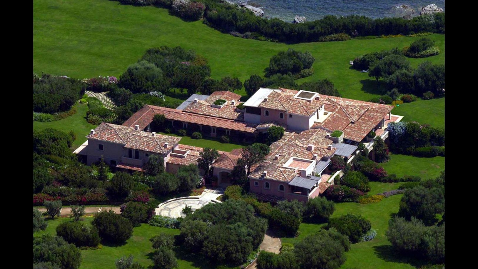 Berlusconi rinchiuso a Arcore, niente Sardegna per compleanno di Marina