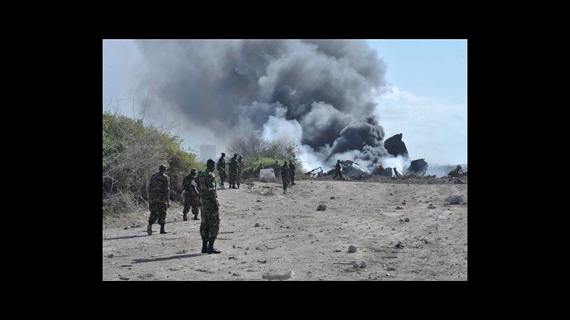 Somalia, 4 morti per schianto aereo in aereoporto Mogadiscio