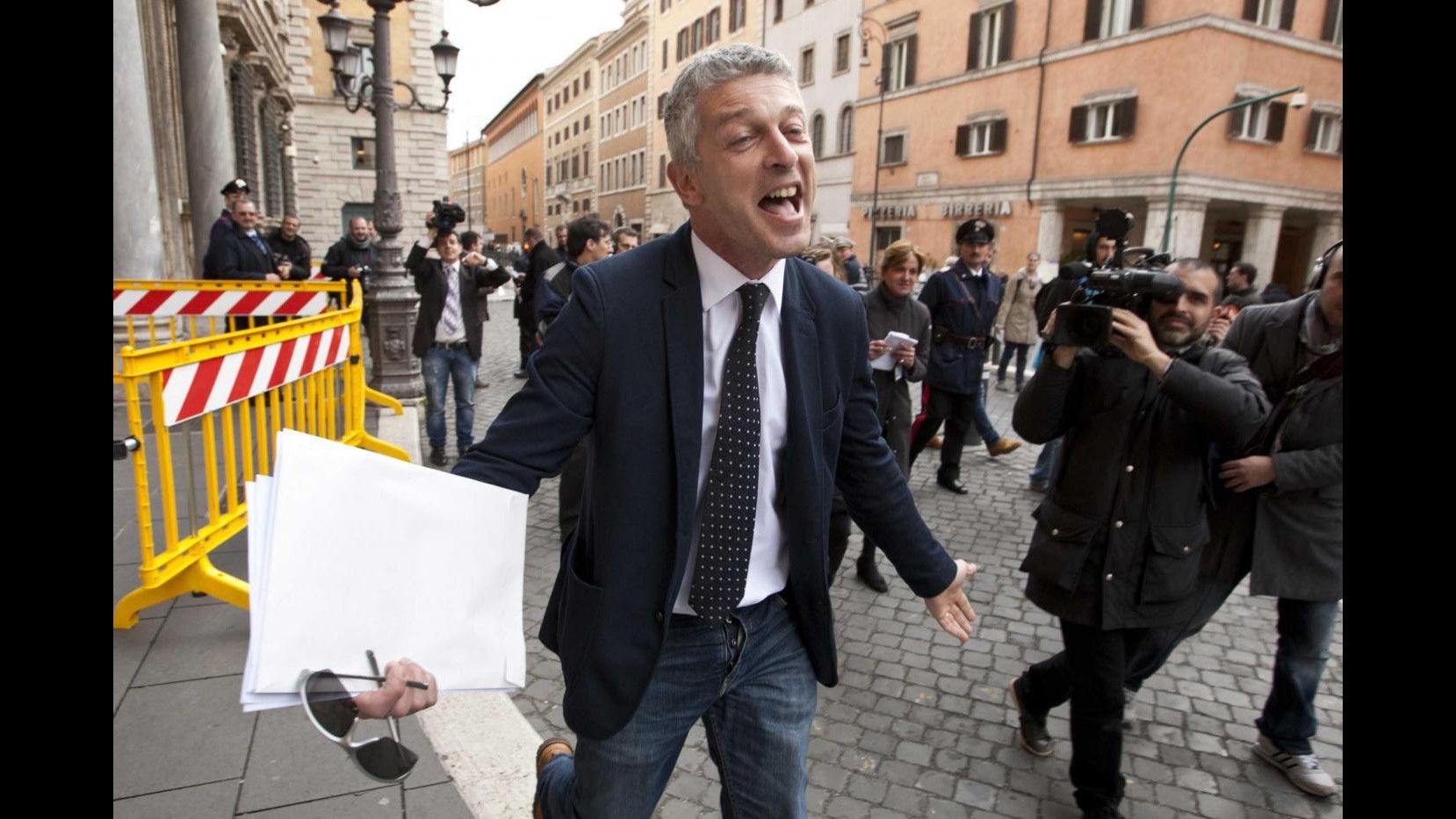Mediaset, M5S: Via il titolo di Cavaliere all’ evasore Berlusconi