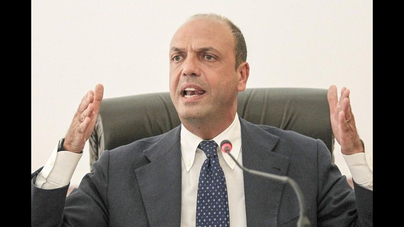 Sbarchi, Alfano: Stop Mare Nostrum, subentri Ue