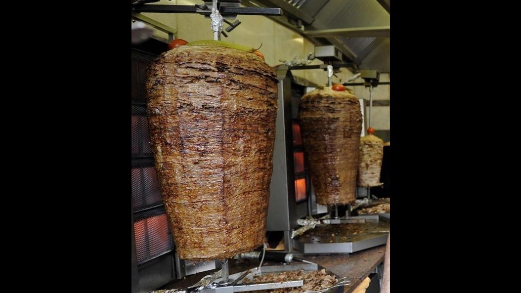 Il leghista Pini a Choauki (Pd): Kebab a buvette? Se prosciutto in Parlamenti arabi