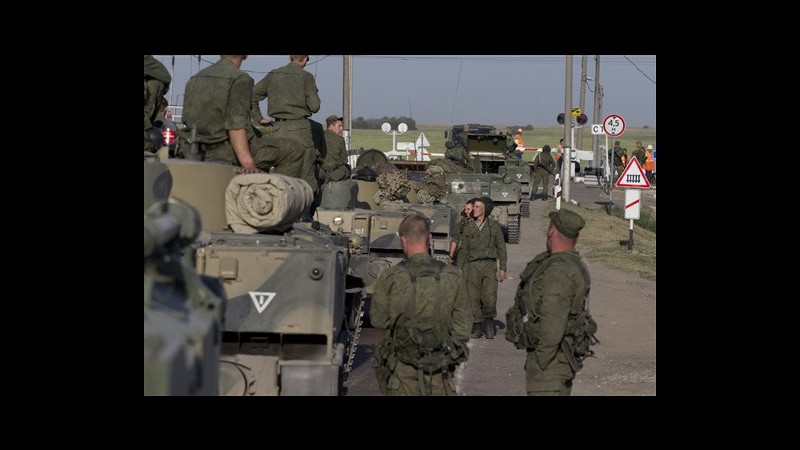 Ucraina, carri armati scortano convoglio aiuti russi verso confine