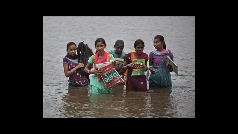 India, manca ponte: ogni giorno a nuoto nel fiume per andare a scuola