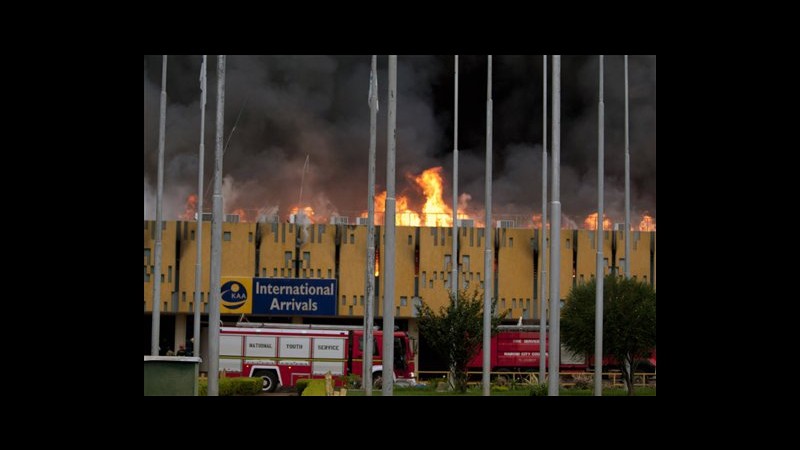 Kenya, incendio nell’aeroporto di Nairobi: chiuso lo scalo
