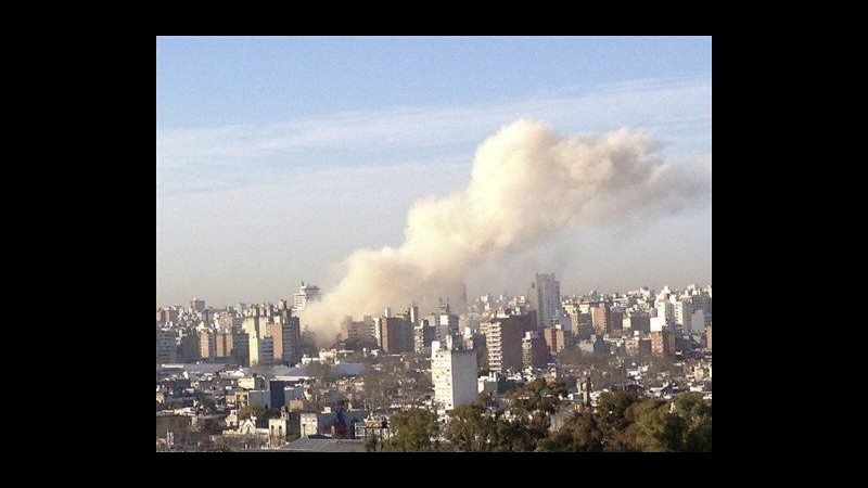 Argentina, forte esplosione in condominio: un morto, si teme crollo