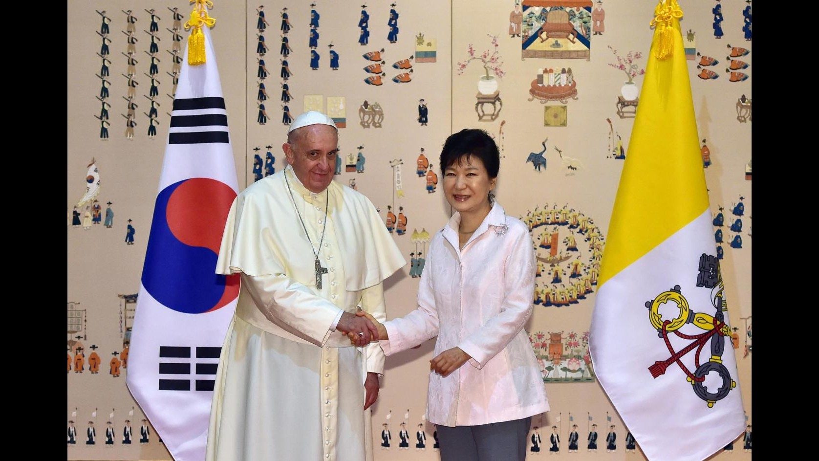 Il Papa è in Corea del Sud: Mondo stanco della guerra. Dal Nord razzi in mare