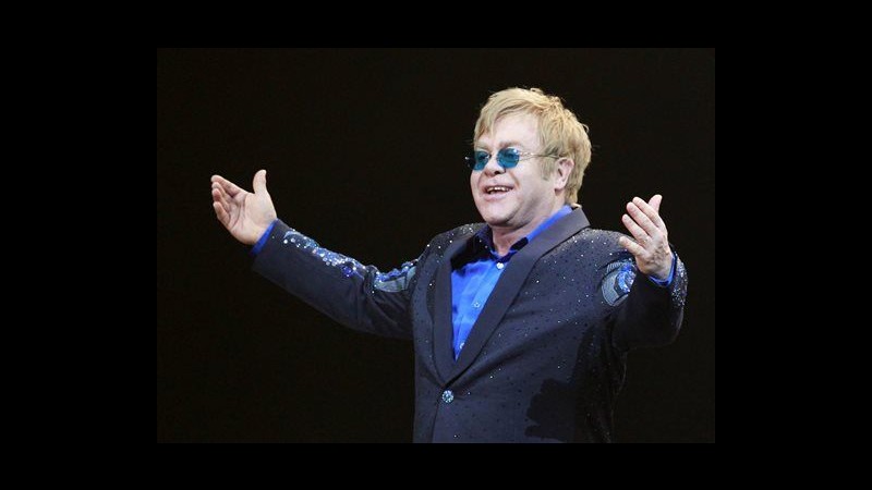 Elton John si riprende dopo l’intervento all’appendice