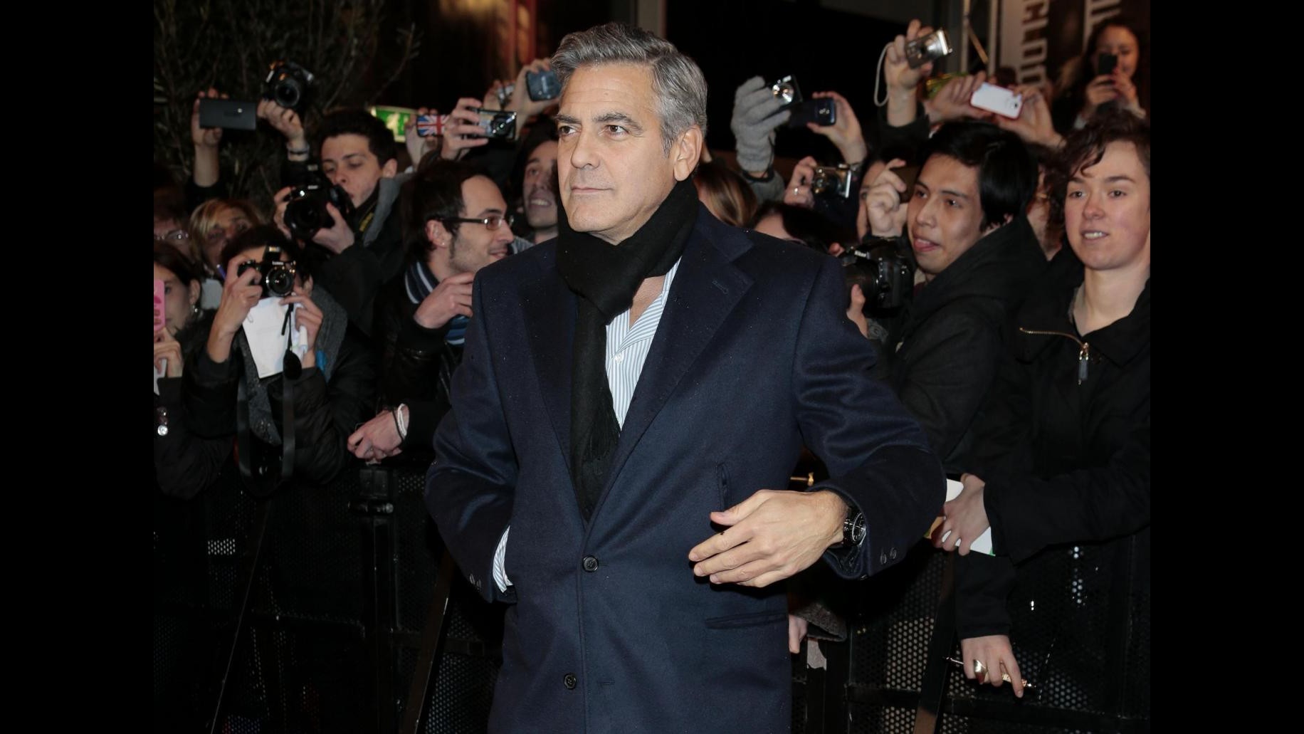 Prove di nozze per George Clooney: bacia Alamuddin in pubblico