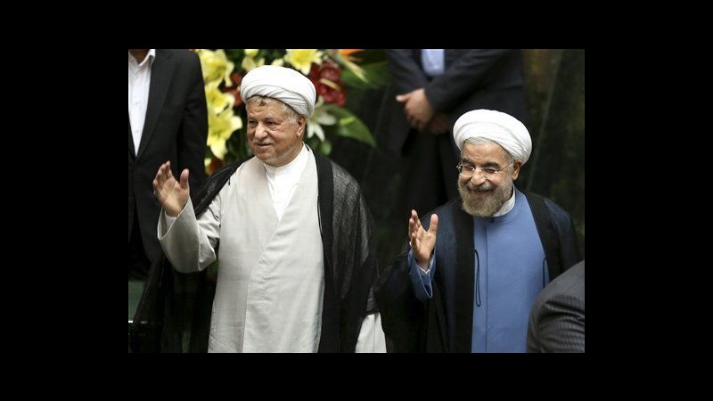 Iran, Rohani giura come presidente: Stop a linguaggio delle sanzioni