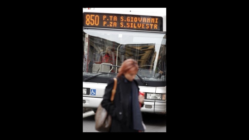 Roma, l’abbonamento cartaceo dell’Atac è al capolinea: arriva la card